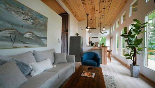 Luxe 2BR Cabin with Deck and Creek View - Working Farm - Foto 1