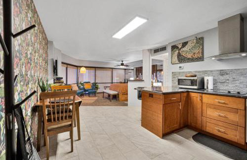 Retro Studio! Pool, Hot Tub, Free Parking & WiFi - Foto 19