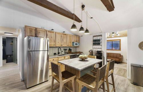 Evergreen Escape Hot Tub Firepit Resort Pool - Foto 12