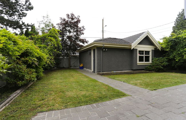 Grand 4 Bedroom Vacation House near Vancouver Downtown - Photo 33