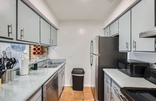 Your Cozy King Suite Getaway - Sleeps 4 - Pool, Prkg - Foto 24