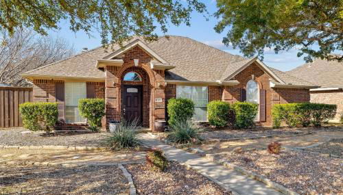 Frisco Escape Oasis Home w/Spa - Photo 2