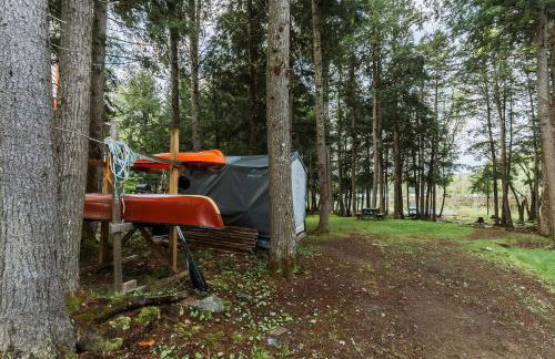 Waterfront Sebec Lake Home with Yard and Fire Pit - Foto 31