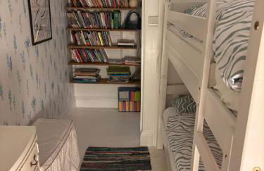 Tenby Victorian Villa with parking, pets allowed - Photo 42