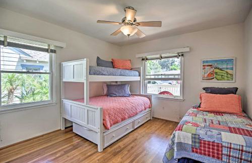 Oceanside Home with Yard - Walk to Beach and Pier - Foto 17