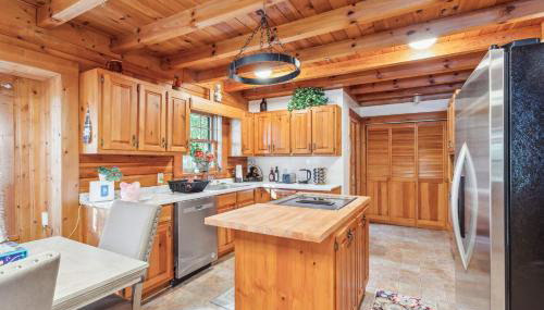 Cabin Bliss - Just 1 Mile from Lake Lanier - Foto 5, stove, dishwasher, pet friendly, minibar