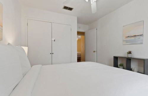 Large Fenced Yard near Midtown- Shamrock Stay - Foto 39