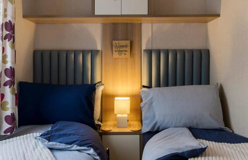 Lake View Holiday Home - Fishing Lakes, Heated Outdoor Swimming Pool 500yrds on Sister Park , Pool Open April to September - Foto 20