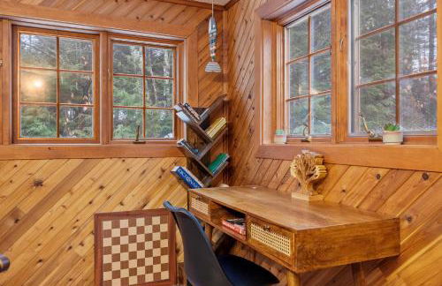 Spacious Accessible Waterfront Retreat with Hot Tub - Foto 41