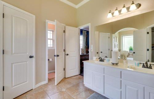 Unwind Fireside! Harker Family Retreat with Yard - Foto 17