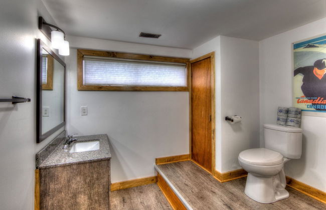 Spacious 8 bdrm Blue Mountain Cottage, Perfect for Large Groups, Private Beach, BBQ, Hot Tub, Sauna - Foto 11