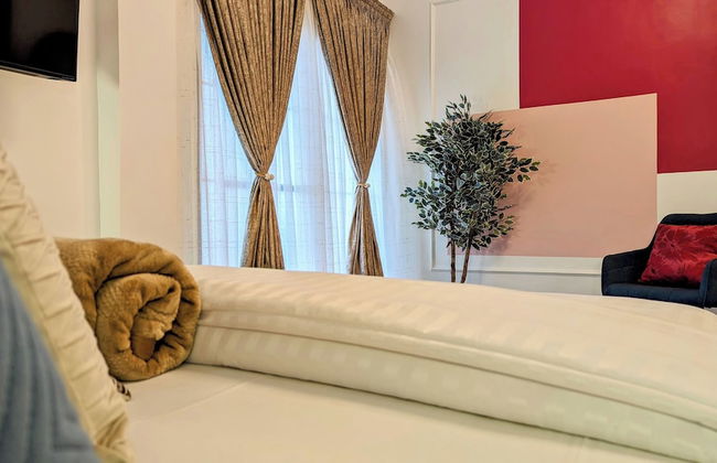 Lighthouse Signature Suites - Photo 27