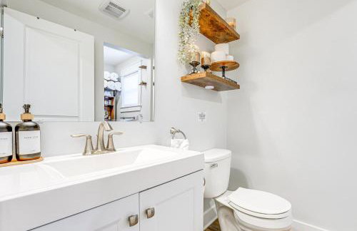 Serene and Updated Escape 1 Mi to Heritage Landing - Foto 14