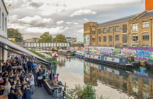 Modern Spacious 1 Bed Apartment with Free Parking in Trendy Inner London Suburb 15 mins walk to Victoria Line Underground then 20 mins to Oxford Street "West End of London" or 10 mins walk to Overground and 10 mins to London Liverpool St "City of London" - Foto 34