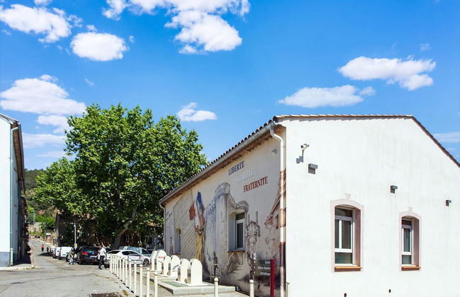 Beautiful Holiday Home With Swimming Pool - Photo 33