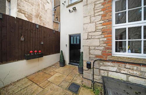 4 bedroom home with Garden, Game room, Parking- Esho Stays - Foto 49