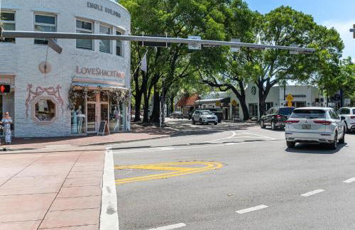 Breathtaking Direct Bay Views 2 bedroom condo with parking - Foto 39