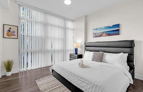 Bright and Airy 2 Bed on Biscayne Blvd with Free Park - Foto 18