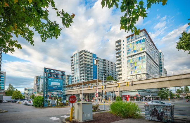 Charming Oasis Close to Airport & Downtown - Photo 36