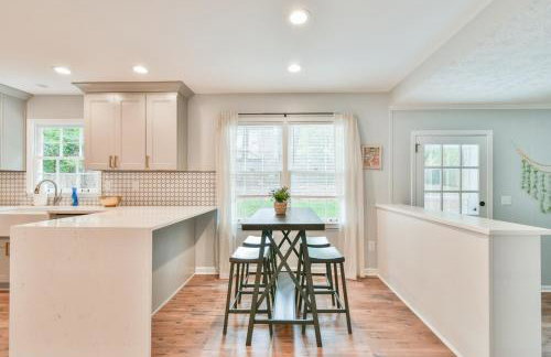 Cozy Home with Arcade, Ping Pong & Fenced Backyard - Foto 25