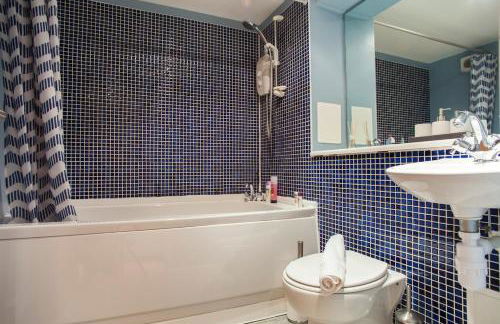 Bright & Stylish West End Apartment - Photo 12