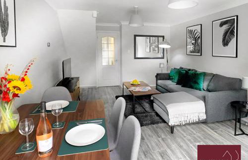 Woking 2 Bedroom House Parking Garden - Photo 3