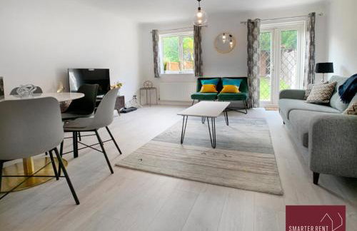 Knaphill, Woking - 3 Bed House - With Garden - Photo 3