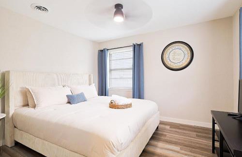 Luxury 4BR Retreat 10 Mins to Downtown & Lake - Photo 24