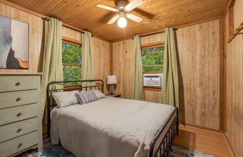 River Cabin w Hot Tub, Screened Porch & Fire Pit - Photo 23