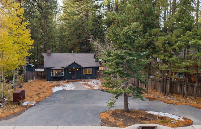 Westlake Cabin by Avantstay Hot Tub Near Skiing Walk to Restaurants Lake - Photo 33