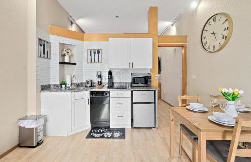 European style Queen Suite in Palm Coast - Best view with Balcony near Beaches! - Photo 8