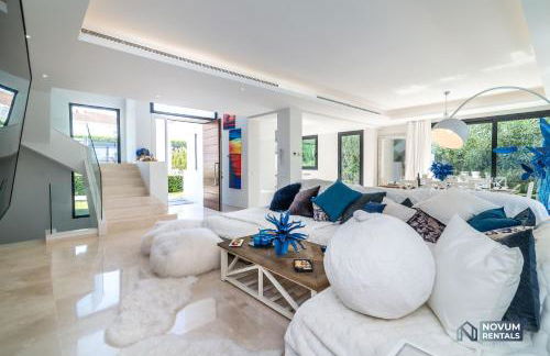 Remarkable 5-BDRM Villa - Heated POOL & GYM - Photo 11