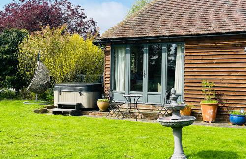 The Barn cottage with hot tub overlooking the lake - Foto 26