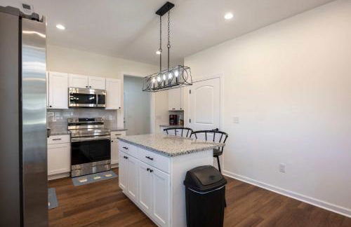 4 Min to Downtown - En-Suite Bath - Washer and Dryer - Foto 14