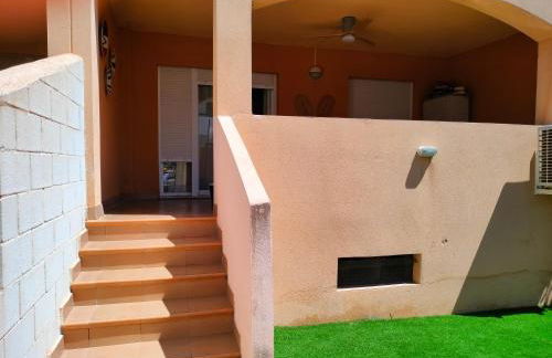 Bajo con jardín a pie de playa y piscina comunitaria con jacuzzi - Foto 30