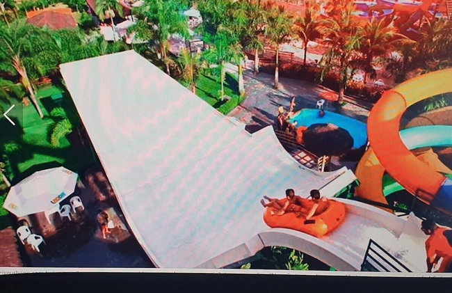 Frente ao Parque da Lagoa Quente, Apto particular com varanda e vista piscinas, com tela de proteção - Foto 41