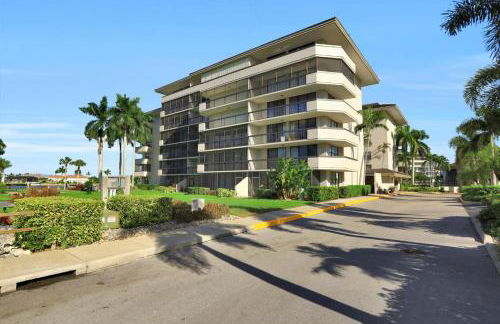 Walkout condo with beach access, pool and pickleball - Foto 36