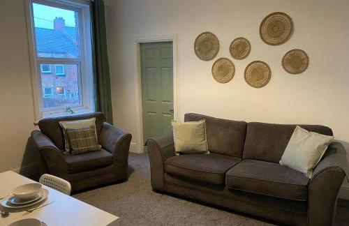 Overhill 3 bedroom flat 5 beds, free parking, ideal for Contractors - Foto 5