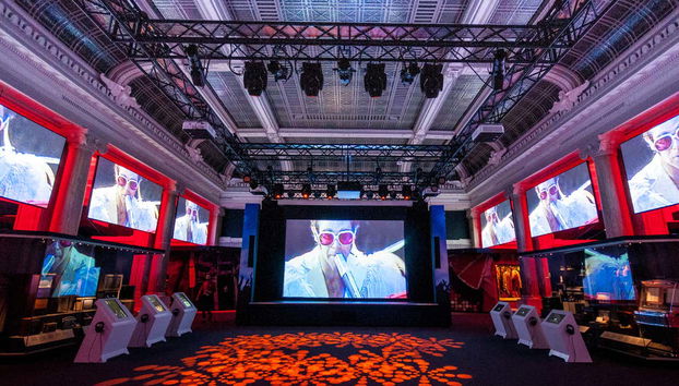 Écrans avec des spectacles mythiques de la musique britannique