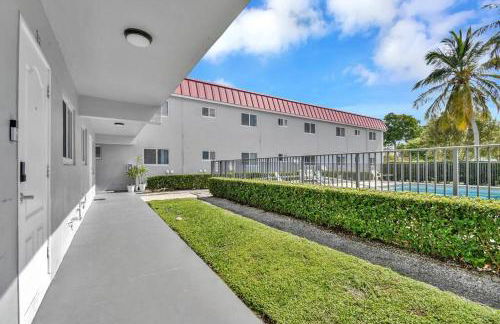 Stylish Hideaway Pool Downtown Boca - Photo 23