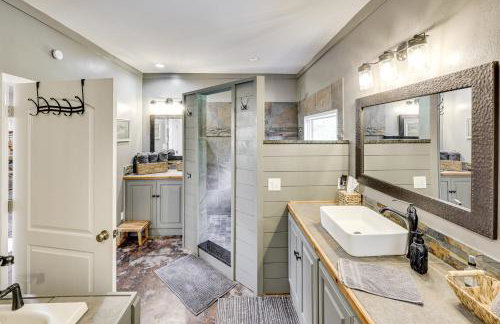 On-Site Creek and Spacious Yard Family Gem in Royal - Foto 19