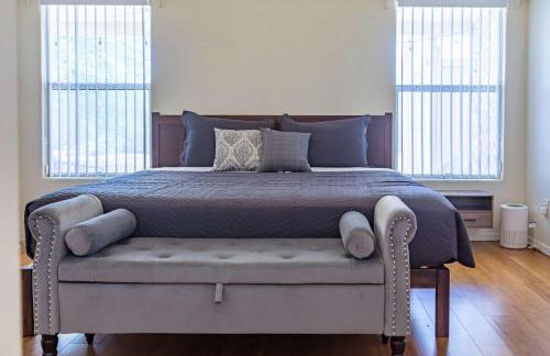 Modern House with Office Cornhole Near Freeways - Foto 17