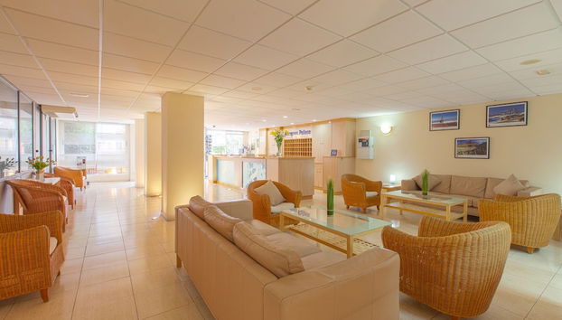 Coin salon dans le hall