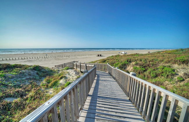 Oceanfront Condo w/ Private Balcony Pool + Tennis Bubbly Blew by Avantstay - Foto 2