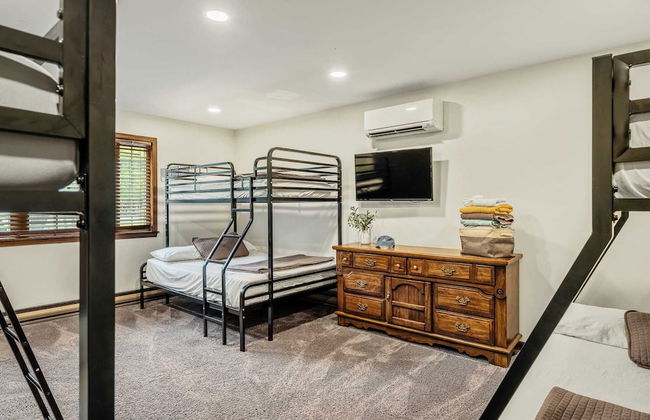 Sky View Chalet by Avantstay Stunning Interior, Spacious Deck, Hot Tub, & View - Photo 26