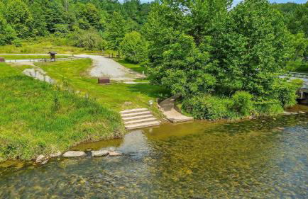 New River Views & Access - Hot Tub, Gazebo, Fire Pit, Next to Riverside Canoeing! - Foto 38