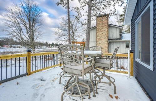 Riverfront Michigan Cottage with Fire Pit and Kayaks! - Foto 17