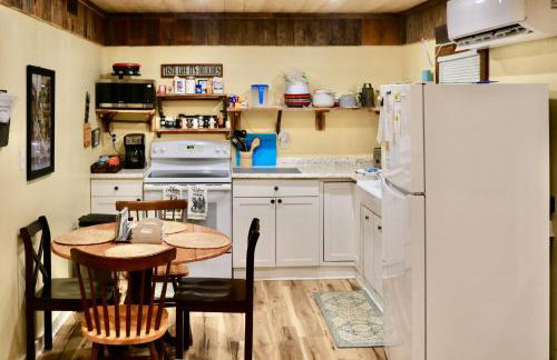 Rustic Hideaway with Fire Pit Less Than 1 Mi to River! - Foto 4