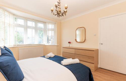 Pass the Keys Stunning Spacious Chessington Gem with Parking - Photo 22