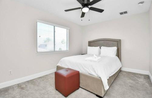 Tranquil 4-BR Oasis With Pool & Backyard Bliss! - Foto 13